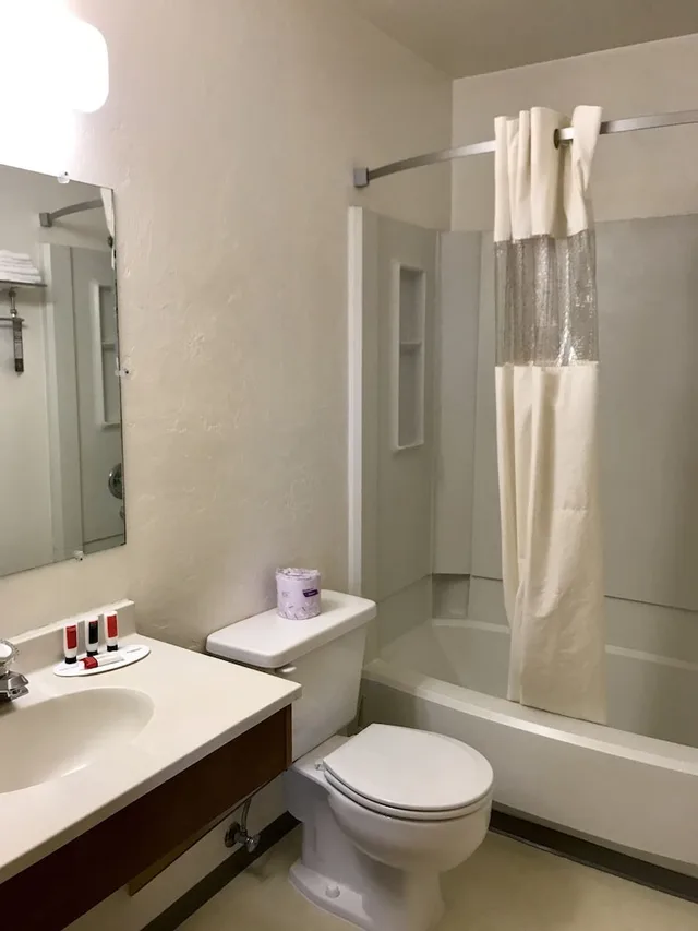 1 Bedroom, Suite, King Bed, Super 8 By Wyndham Union Gap Yakima Area 3/3