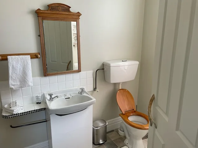 غرفة سوبيريور بسرير كينج بإطلالة على البحيرة، MURRELLS GRAND VIEW HOUSE 4/4