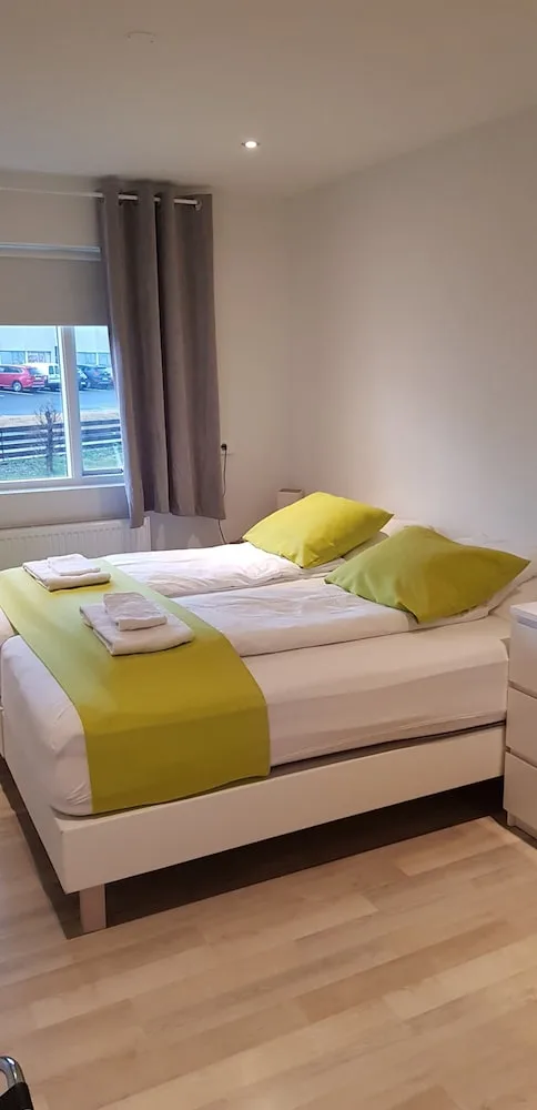غرفة بسريرين منفصلين بحمام خاص، Apotek Guesthouse 1/3