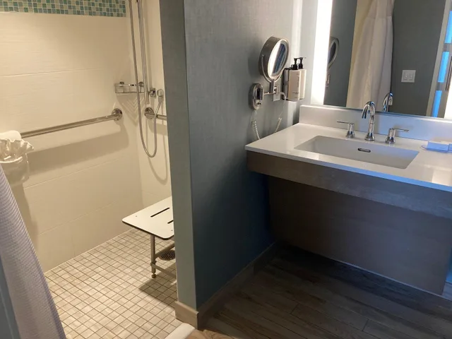 Suite, King Bed, Accessible, Crowne Plaza Ventura Beach 4/10