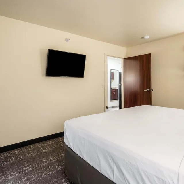 1 Bedroom, Suite, Cobblestone Hotel & Suites - Newport 3/4