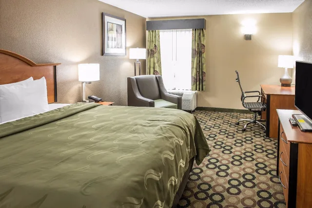 غرفة قياسية بسرير كينج، Quality Inn & Suites Columbus West - Hilliard 9/10