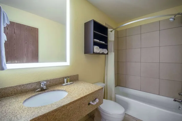 غرفة بزنس بسرير كينج، Days Inn & Suites by Wyndham Waterloo 4/7