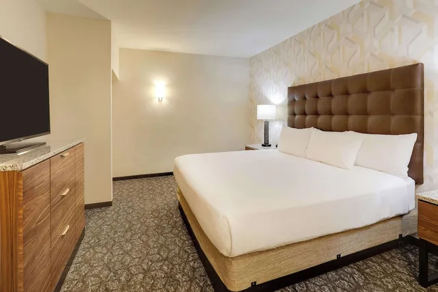 جناح بسرير كينج بغرفتين مع أريكة في طابق مرتفع، Drury Plaza Hotel Columbus Downtown 3/6