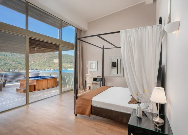 Loft, Deluxe, 1 Double and 3 Single Beds، San Nicolas Hotel 3/4