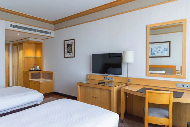 غرفة قياسية بسريرين منفصلين بإطلالة على المدينة، Crowne Plaza Hotel Beirut 3/8