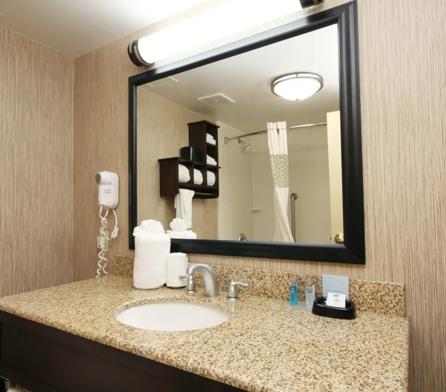 غرفة بسرير كينج مع أريكة، Hampton Inn Champaign/Urbana 2/2