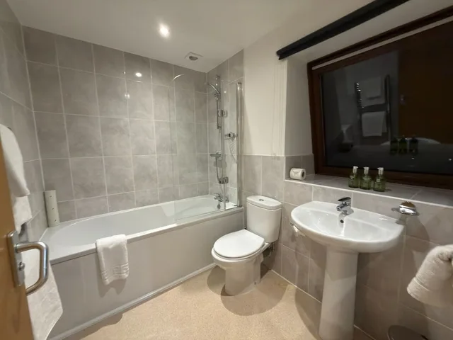 غرفة عائلية بسرير مزدوج مع أريكة في الطابق الأرضي، Belvilla Inverness Craigmonie Hotel 7/7