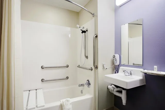 غرفة بسرير كوين بحوض استحمام لذوي الإعاقة، Microtel Inn Suites By Wyndham Albany Airport 4/5