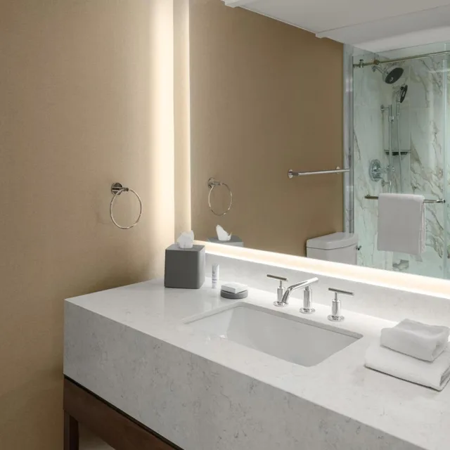 غرفة كبيرة بسرير كينج، Houston Marriott Uptown by the Galleria 5/8