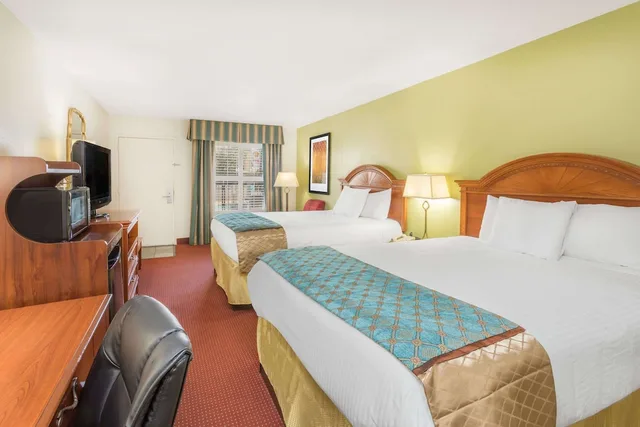 جناح بسريرين كوين بغرفة نوم واحدة مع أريكة، Baymont By Wyndham Orangeburg North 1/2
