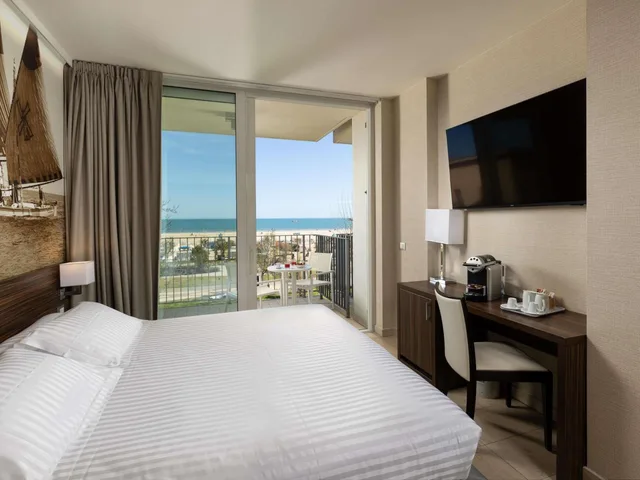 Privilege, Double Bed, Parlor, Terrace View، MERCURE RIMINI LUNGOMARE 1/6