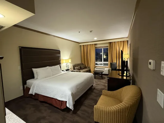 غرفة قياسية بسرير كينج مع أريكة يُسمح فيها بالحيوانات الأليفة، Camrose Resort Casino Bw Premier Collection 1/2