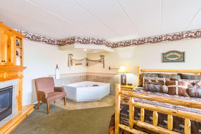 Suite, Cabin, King Bed, Americinn By Wyndham Wabasha 1/1
