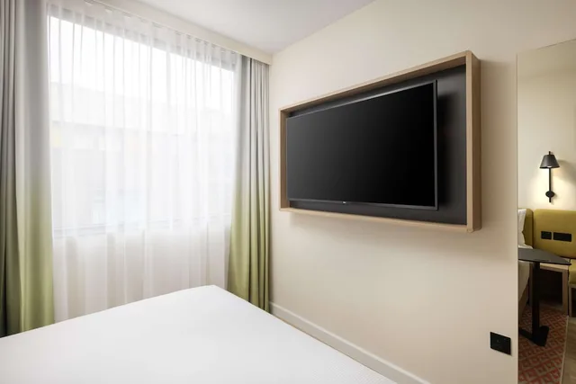 Room, Queen Bed, No Window, Accessible، Hampton by Hilton London Old Street 3/4