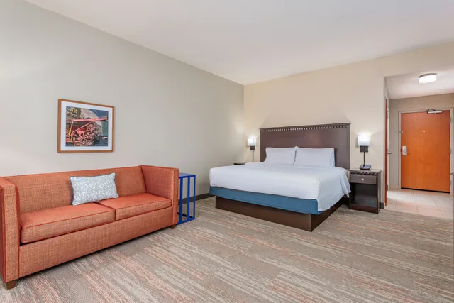 غرفة بسرير كينج مع أريكة لذوي الإعاقة، Hampton Inn & Suites Parkersburg Downtown 1/5
