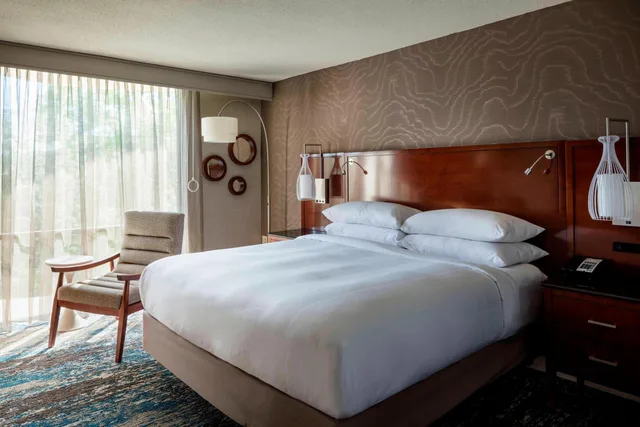 Room, King Bed, Balcony, Accessible, Boston Marriott Newton 1/8