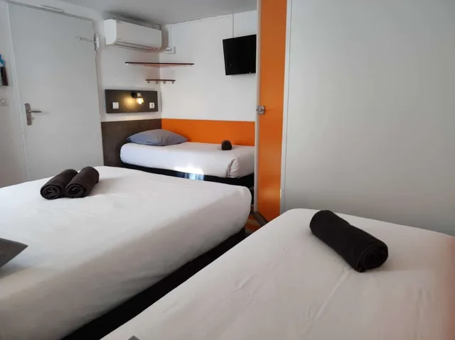 غرفة قياسية بسريرين مزدوجين، Kyriad Direct Saintes 3/10