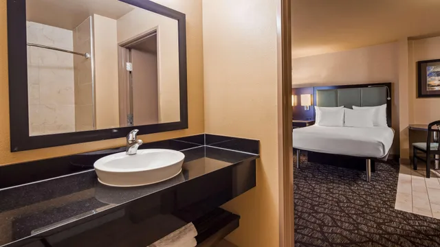 غرفة بسريرين كوين بمطبخ صغير بحوض استحمام لذوي الإعاقة، Best Western Plus Oceanside Palms 7/8