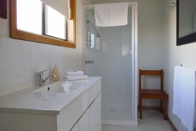كوخ بسرير بطابقين وسرير كوين بغرفتي نوم، Gumnut Cottage 3/3
