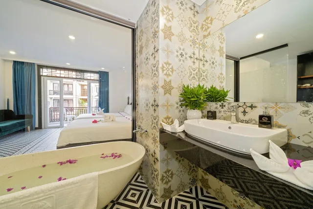 Premier, Queen Bed, Pool View, Thanh Binh Central Hotel 8/8