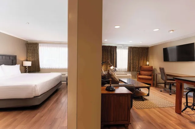 جناح بسرير كينج مع أريكة بمنطقة جلوس بمطبخ، Prestige Hudson Bay Lodge & Conference Centre, WorldHotels 5/5