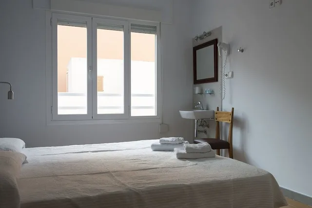 غرفة بسريرين منفصلين بحمام مشترك، Apartamentos Ripoll Ibiza 2/8