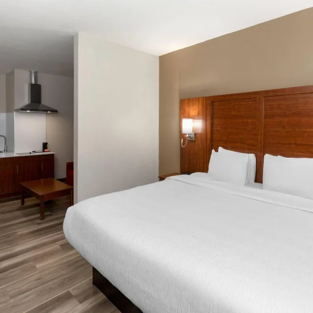 جناح بسرير كينج بمطبخ صغير لذوي الإعاقة، Hawthorn Extended Stay by Wyndham College Station South 1/2