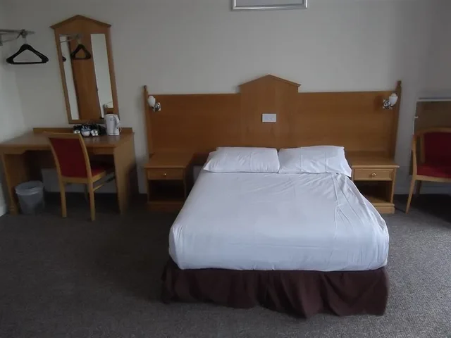 5 Rooms, Family, Twin Beds, Sofa، OYO Esplanade Hotel 7/10