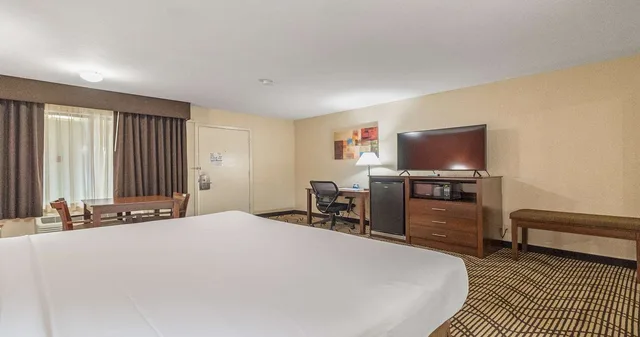 غرفة بسرير كينج بحوض استحمام لذوي الإعاقة، Best Western Roseville Inn 1/5