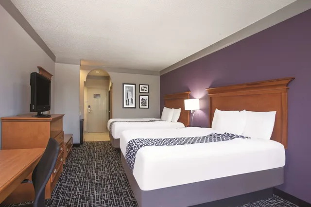غرفة بسرير كينج، La Quinta Inn & Suites by Wyndham Jackson Airport 1/1
