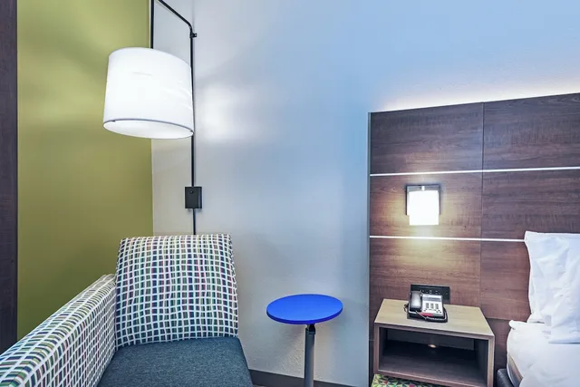 غرفة قياسية بسرير كينج مع أريكة، Holiday Inn Express & Suites Sulphur (Lake Charles) 7/7