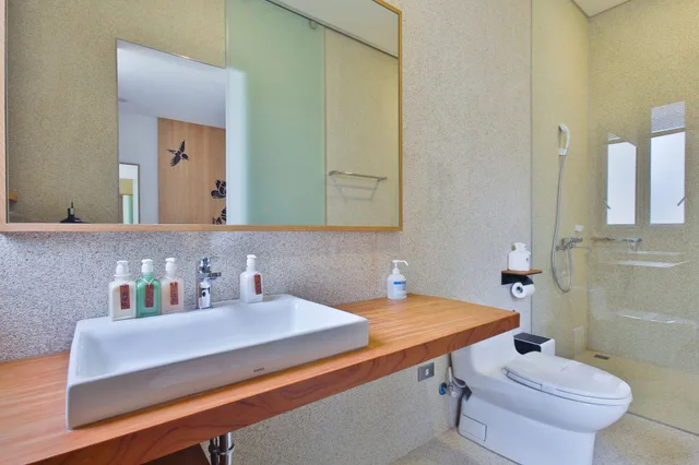 غرفة قياسية بسرير كوين، Wood Whispering Residence 2/2