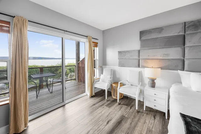 غرفة بسرير كينج بحوض جاكوزي، Camano Island Inn 6/9