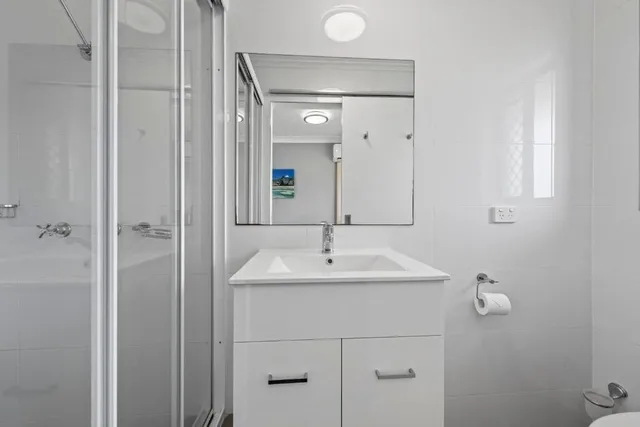 غرفة قياسية ثلاثية بسرير كوين وسرير فردي، Gold Coast Inn 9/10