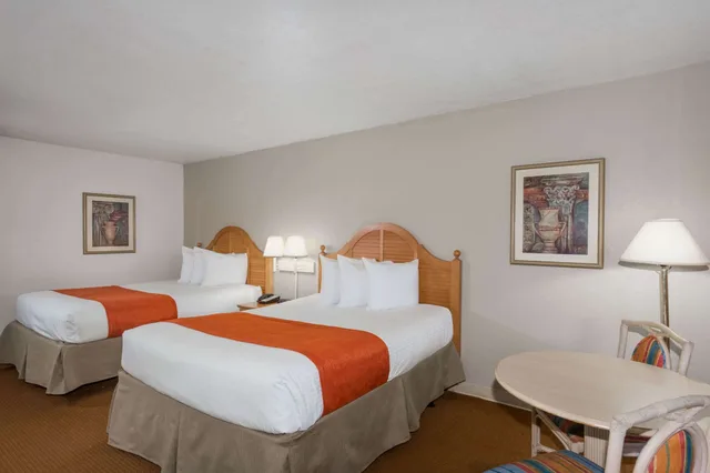 غرفة بسريرين كوين يُسمح فيها بالحيوانات الأليفة، Ramada by Wyndham Kissimmee Gateway 2/5
