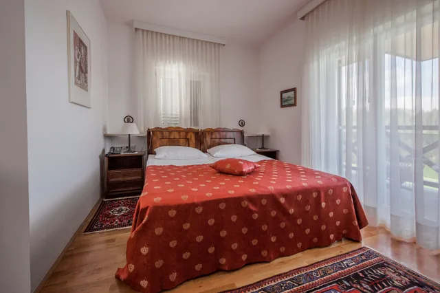 غرفة بسريرين منفصلين بإطلالة على البحيرة بشرفة، Hotel Triglav Bled 3/7