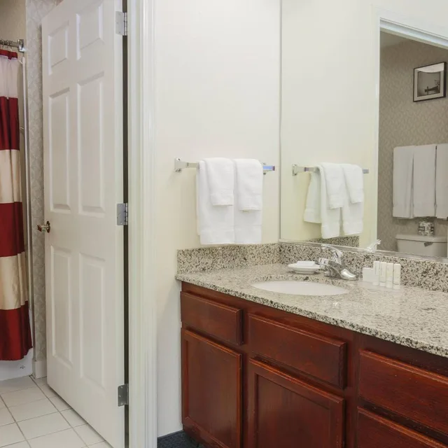 جناح بسرير كوين بغرفتي نوم مع أريكة، Residence Inn by Marriott Flint 7/8