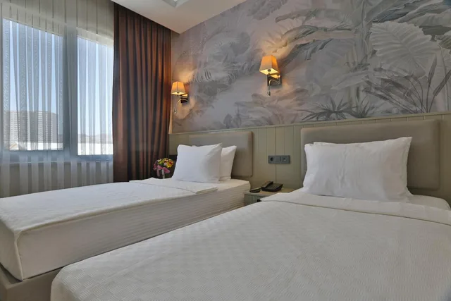 غرفة بسريرين منفصلين بإطلالة على المسبح، Mesopotamia Garden Hotel 1/3