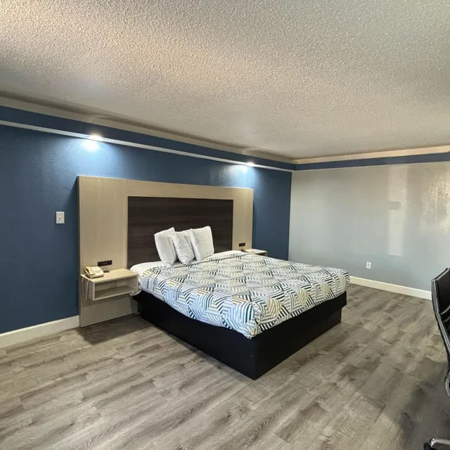 1 King Bed - Smoking, Micfridge, Studio6 Suites Memphis, TN – East Memphis 1/10