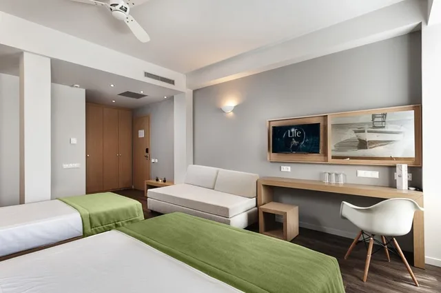 غرفة ثلاثية، Kriti Hotel 2/2