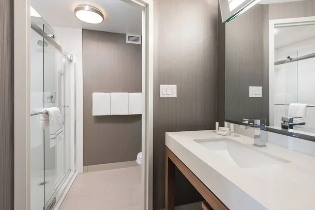 غرفة بسريرين كوين مع أريكة لذوي الإعاقة، Courtyard By Marriott Toronto Vaughan 3/5
