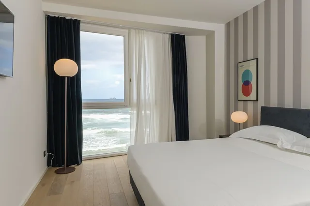 غرفة ثلاثية بسرير كوين وسرير فردي بإطلالة على البحر، Hotel Punta Tipa 1/4