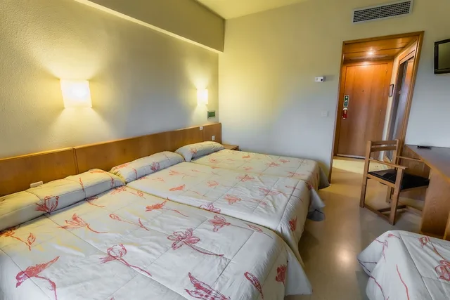 غرفة رباعية بسريرين منفصلين وسرير بطابقين، Alhama Hotel 6/9