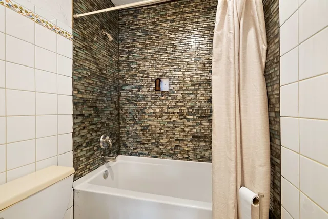 غرفة كلاسيكية بسرير مزدوج وسرير فردي بحمام خاص، Qupqugiaq Inn 5/5