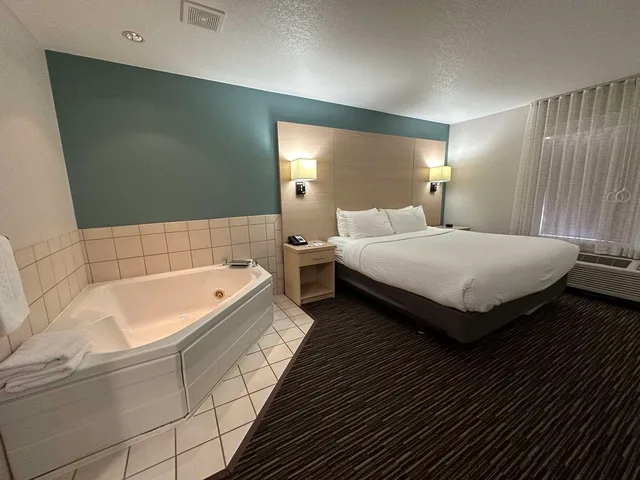 Room, King Bed, Hot Tub, Best Western Watertown 3/3