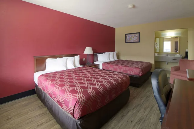 غرفة قياسية بسريرين مزدوجين، Econo Lodge Town Center 1/5