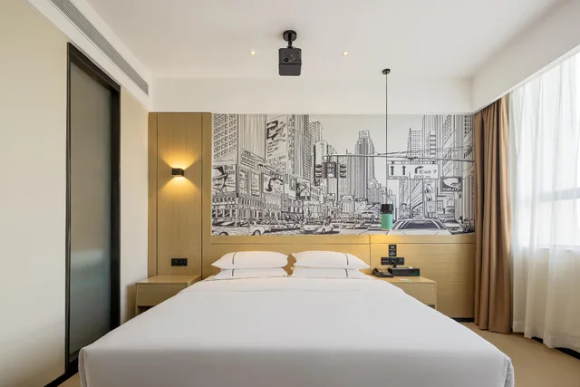 King Bed, City Comfort Inn (Chenzhou You'a International Plaza) 1/1
