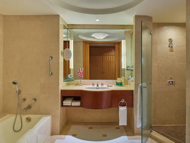 Horizon, Club, Deluxe, King Bed، Makati Shangri-La 5/6