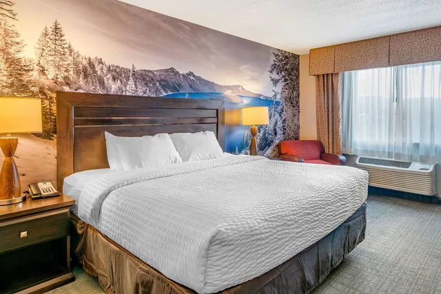 غرفة بسرير كينج، Clarion Pointe Medford Ex Holiday Inn Express Medford 1/3